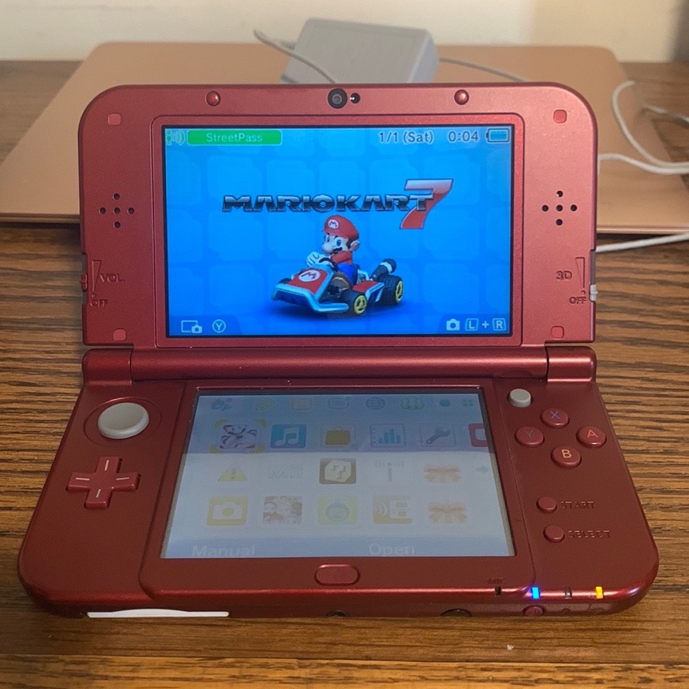 Nintendo 3Ds red with Mario kart 7
